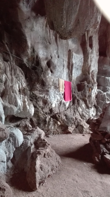 mních v jaskyni