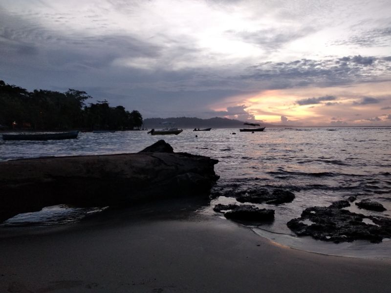 západ slnka na pláži v Kostarike