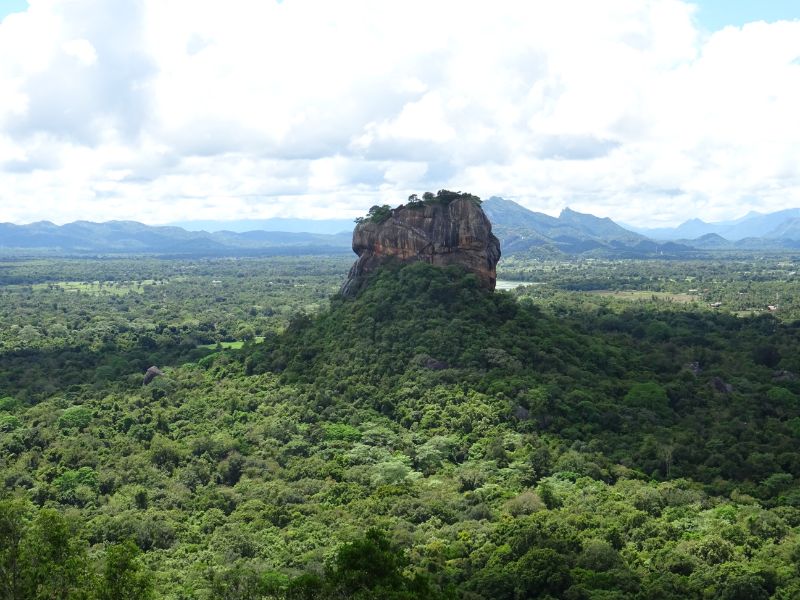 Výhľad na skalu Sigyriya z Pidurangala